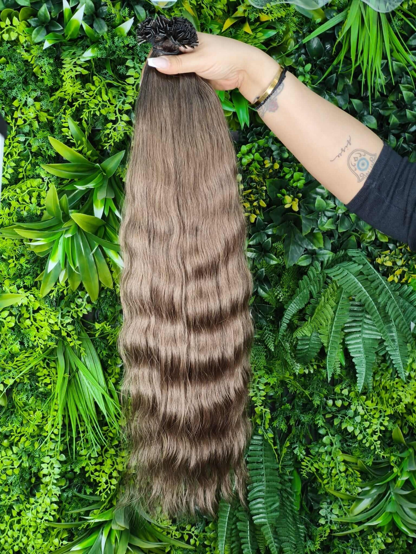 Virgin Echthaar Bondings in ca. 63 cm Länge und 211 g als Limited Edition von Miss Faty Hair, in natürlicher braun-beiger Nuance.