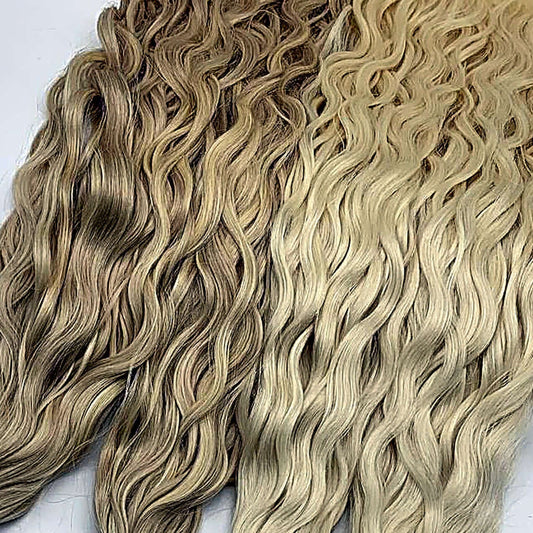 lockige Echthaar-Extensions 65cm in verschiedenen Farben und Texturen mit vollem Ansatz.