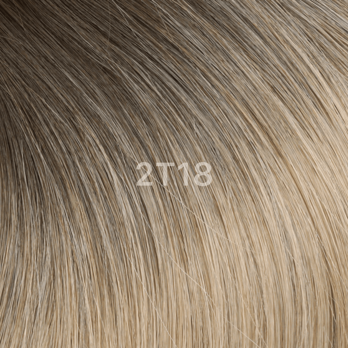 Detailaufnahme von Faty's PREMIUM Haar in der Farbe 2T18, geeignet für natürliche Wellen aus slavischem Echthaar.