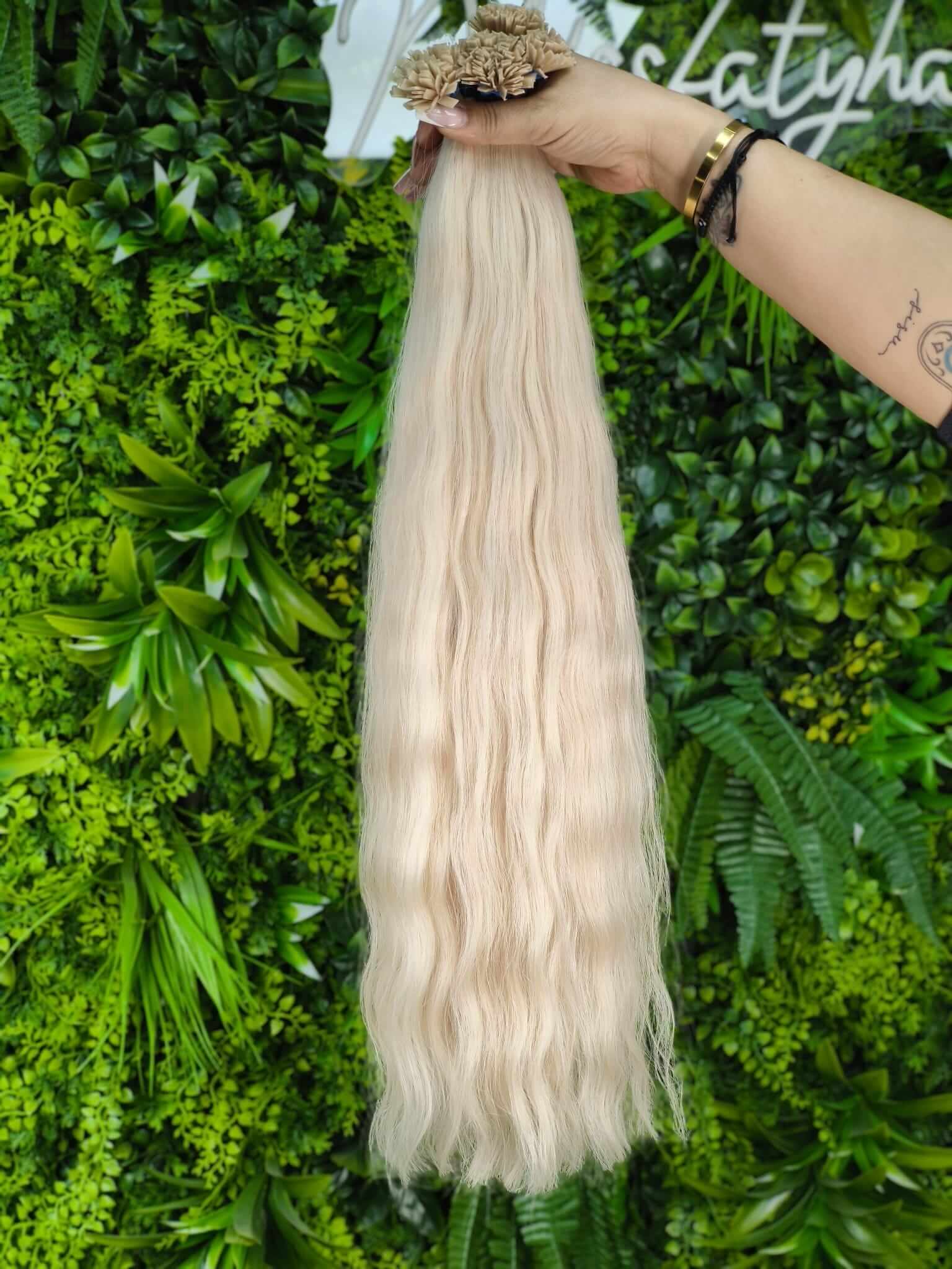 Virgin Echthaar Bondings in Platinblond mit natürlich welliger Struktur, ca. 62 cm und 325 g, Limited Edition von Miss Faty Hair.