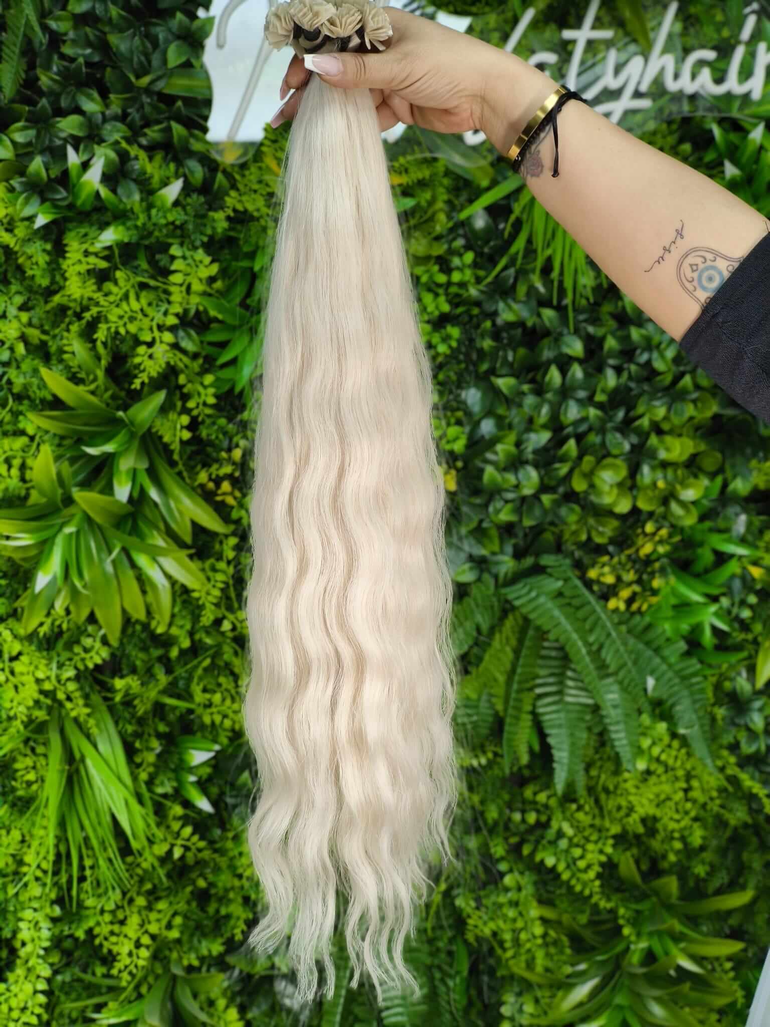 Virgin Echthaar Bondings in Platinblond mit natürlich welliger Struktur, ca. 63 cm und 204 g, Limited Edition von Miss Faty Hair.