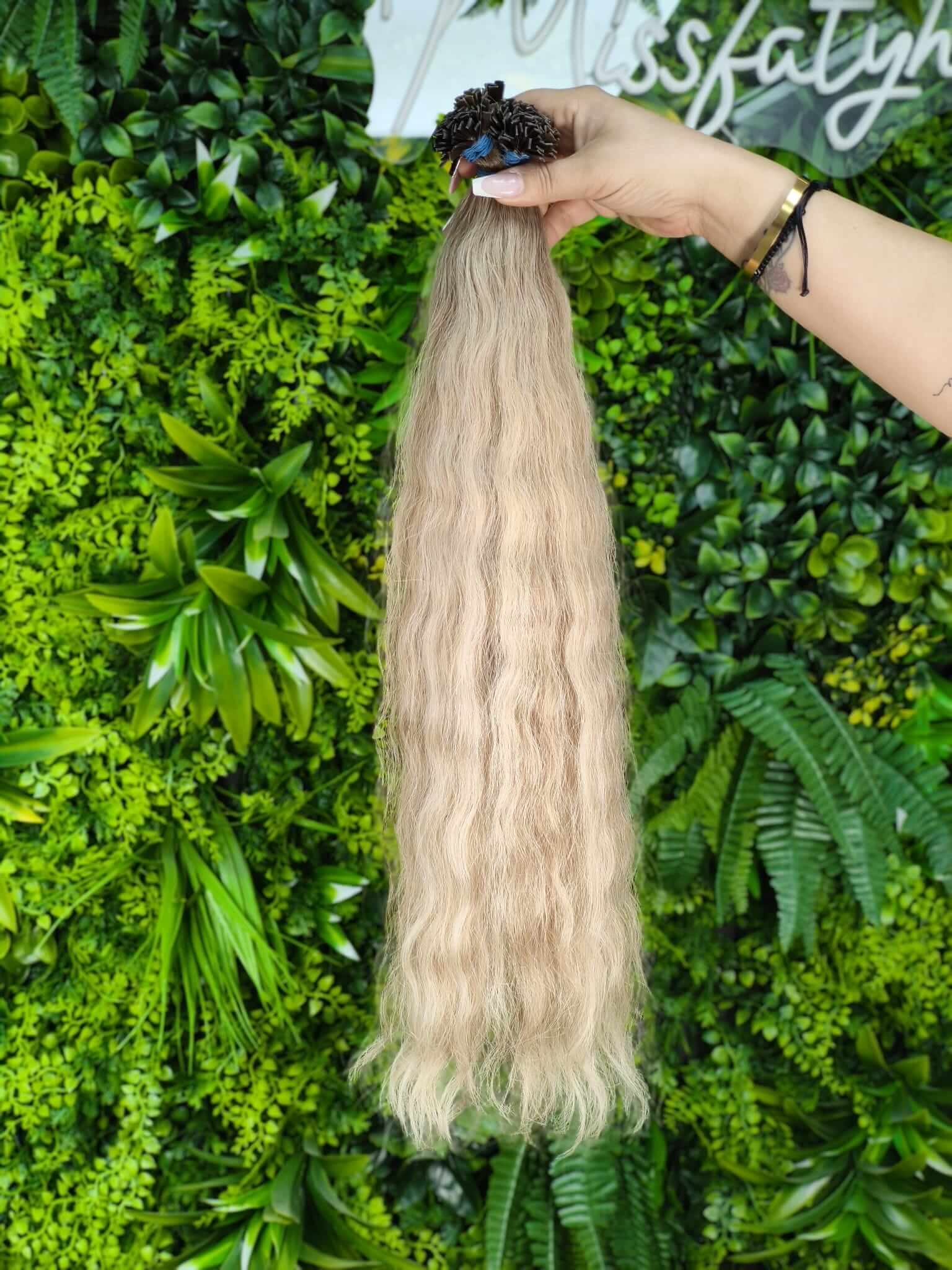 Virgin Echthaar Bondings in Beigeblond, natürlich wellig, ca. 55 cm und 131 g, Limited Edition von Miss Faty Hair.