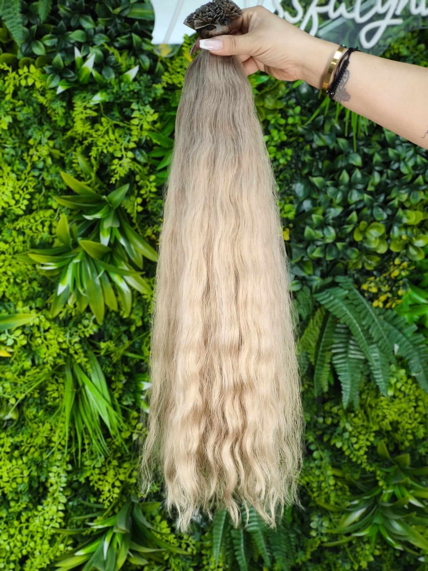 Virgin Echthaar Bondings in Hellblond mit dunklem Ansatz und natürlich welliger Struktur, ca. 65 cm und 167 g, Limited Edition von Miss Faty Hair.