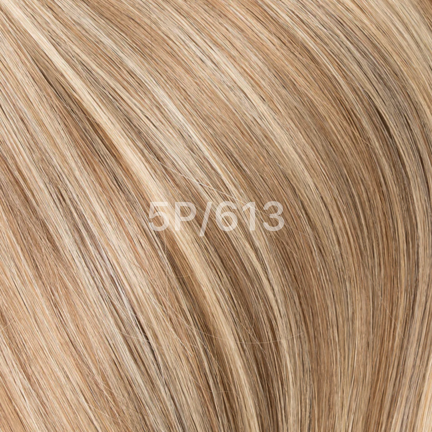 Close-up of 5P/613 Haarfarbe mit subtilen Highlights für natürliche Wellen.