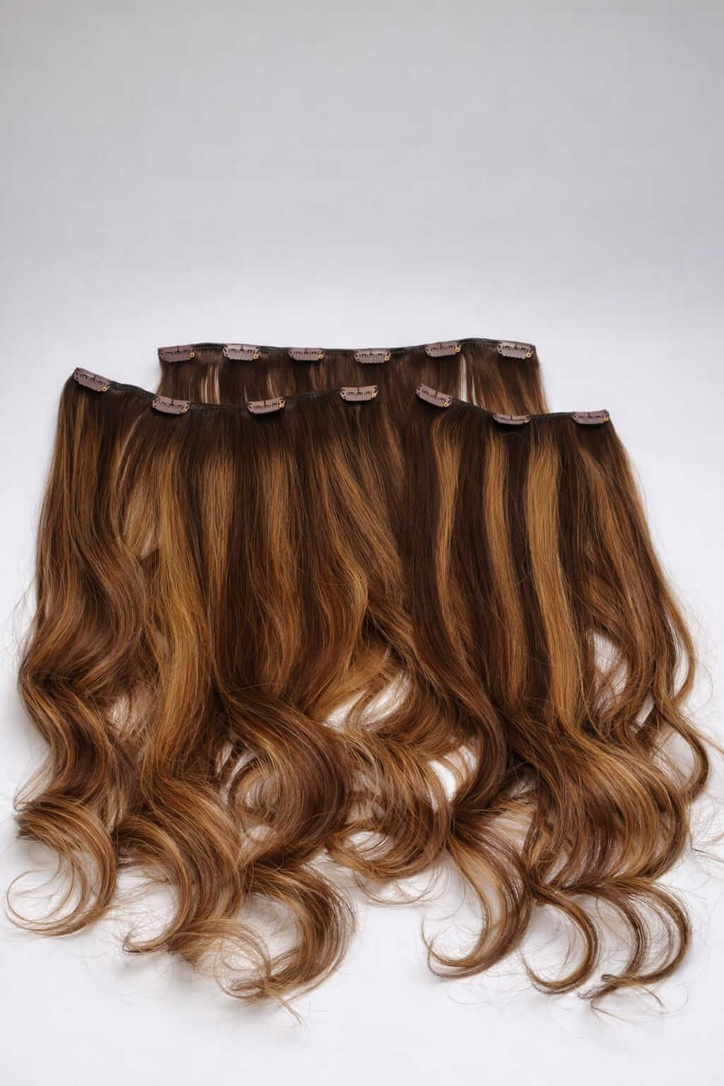 Slawisches Echthaar Clip-In Extensions in hellblond mit Clip-Vorrichtungen im 3-teiligen Set.